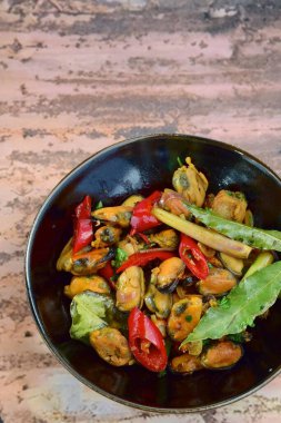 Soya soslu ve kırmızı biberli sote midye. 