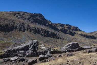 Ausangate Dağı manzarası. Peru 'daki en önemli yerlerden biridir. Uzantısında birkaç boşluk var. Bölge, yürüyüş için turistik bir yer.