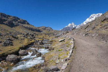 Ausangate 'in dağ göllerinden birinin manzarası.