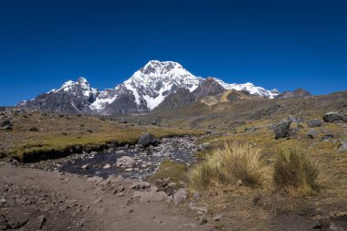 Ausangate 'in dağ göllerinden birinin manzarası.