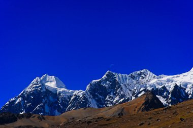 Ausangate Dağı manzarası. Peru 'daki en önemli yerlerden biridir. Uzantısında birkaç boşluk var. Bölge, yürüyüş için turistik bir yer.