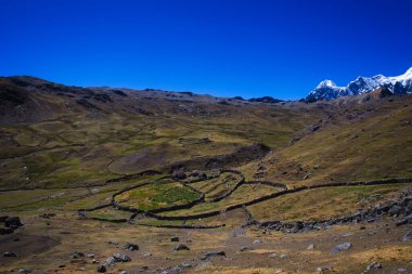 Ausangate Dağı manzarası. Peru 'daki en önemli yerlerden biridir. Uzantısında birkaç boşluk var. Bölge, yürüyüş için turistik bir yer.