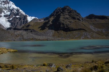 Ausangate 'in dağ göllerinden birinin manzarası.