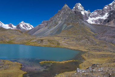 Ausangate 'in dağ göllerinden birinin manzarası.