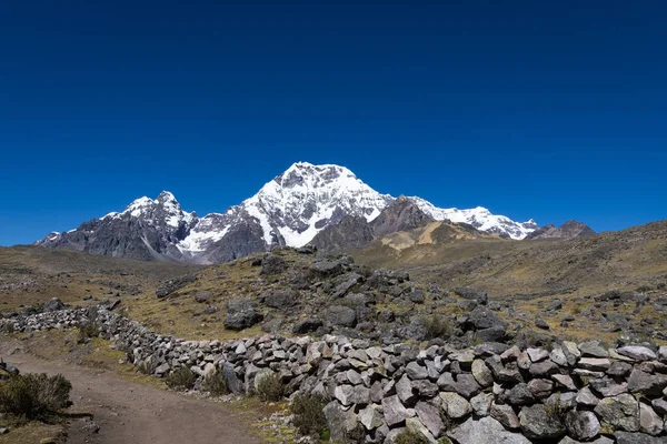 Ausangate Dağı manzarası. Peru 'daki en önemli yerlerden biridir. Uzantısında birkaç boşluk var. Bölge, yürüyüş için turistik bir yer.