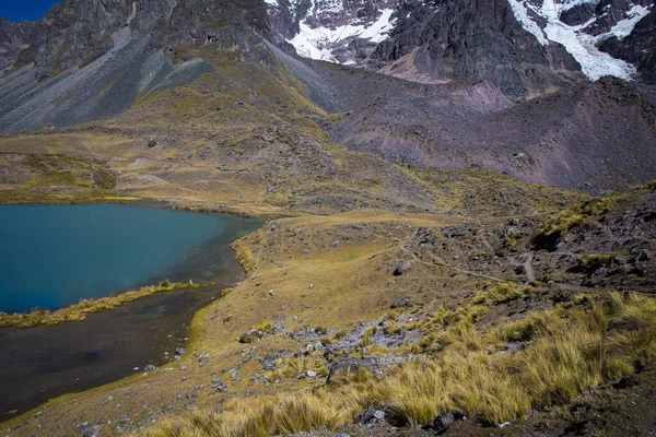 Ausangate 'in dağ göllerinden birinin manzarası.