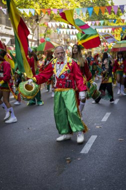 Buenos Aires, Arjantin - 02 / 24 / 2020: Şehir hükümeti tarafından düzenlenen Karnaval geçit törenindeki yaşlı adam