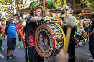 Buenos Aires, Arjantin - 02 / 24 / 2020: Şehir hükümeti tarafından düzenlenen Karnaval geçit töreninde davulcu