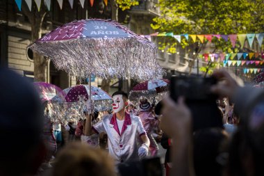 Buenos Aires, Arjantin - 02 / 24 / 2020: Mimo şehir yönetimi tarafından düzenlenen karnaval geçit töreninde
