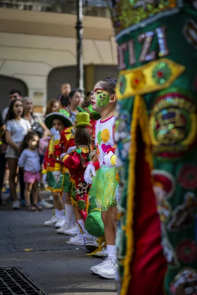Buenos Aires, Arjantin - 02 / 24 / 2020: Şehir hükümeti tarafından düzenlenen karnavaldaki çocuk