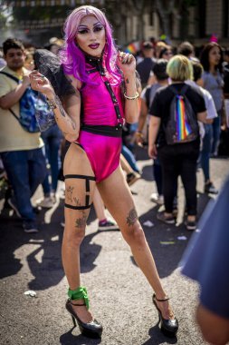 Buenos Aires, Arjantin - 11 / 02 / 2019: Buenos Aires geçit töreninde poz veren Trans kızı 