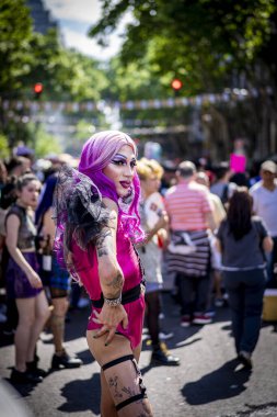 Buenos Aires, Arjantin - 11 / 02 / 2019: Buenos Aires geçit töreninde poz veren Trans kızı 