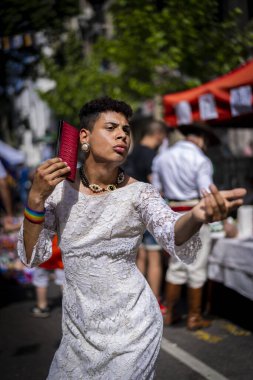 Buenos Aires, Arjantin - 11 / 02 / 2019: Buenos Aires geçit töreninde poz veren Trans kızı 