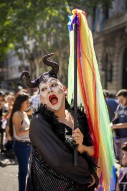 Buenos Aires, Arjantin - 11 / 02 / 2019: Buenos Aires geçit töreninde poz veren Trans kızı 