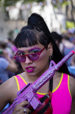 Buenos Aires, Arjantin - 11 / 02 / 2019: Buenos Aires geçit töreninde poz veren Trans kızı 