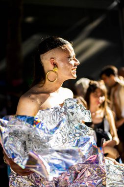 Buenos Aires, Arjantin - 11 / 02 / 2019: Buenos Aires geçit töreninde poz veren Trans kızı 