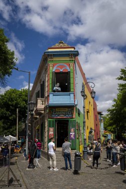 Buenos Aires, Arjantin - 11 / 23 / 2019: La Boca mahallesinin renkli bölgesi, Caminito, cadde büyük bir turizm merkezi ve bölge renkli boyanmış binalarla dolu