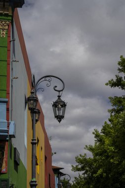Buenos Aires, Arjantin - 11 / 23 / 2019: La Boca mahallesinin renkli bölgesi, Caminito, cadde büyük bir turizm merkezi ve bölge renkli boyanmış binalarla dolu