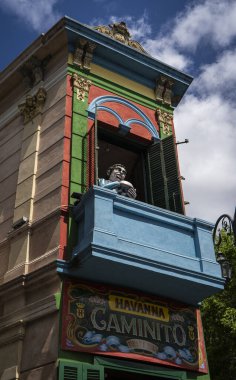 Buenos Aires, Arjantin - 11 / 23 / 2019: La Boca mahallesinin renkli bölgesi, Caminito, cadde büyük bir turizm merkezi ve bölge renkli boyanmış binalarla dolu