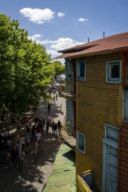 Buenos Aires, Arjantin - 11 / 23 / 2019: La Boca mahallesinin renkli bölgesi, Caminito, cadde büyük bir turizm merkezi ve bölge renkli boyanmış binalarla dolu