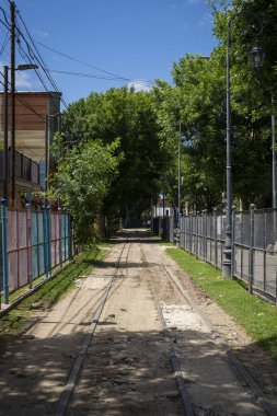 Buenos Aires, Arjantin - 11 / 23 / 2019: Caminito, La Boca mahallesindeki eski tren rayları. Sokak büyük bir turizm merkezi ve bölge renkli binalarla dolu.