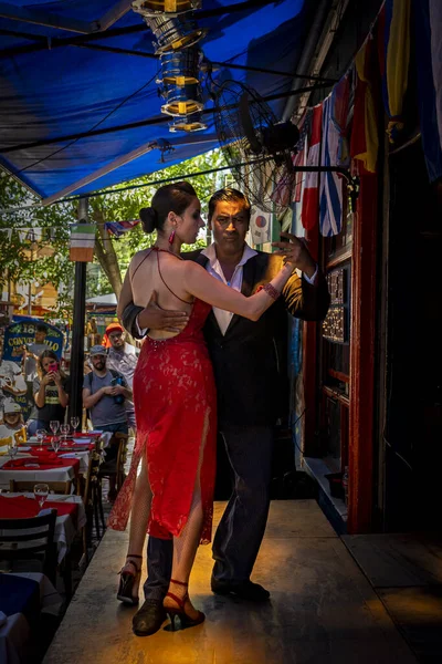Buenos Aires, Arjantin - 11 / 23 / 2019: La Boca Mahallesi, Caminito 'da tango dansçıları. Sokak büyük bir turizm merkezi ve bölge renkli binalarla dolu.