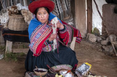 Chinchero, Peru - 06 / 05 / 2019: İnka kadını yün boyama sürecini gösteriyor