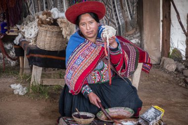 Chinchero, Peru - 06 / 05 / 2019: İnka kadını yün boyama sürecini gösteriyor