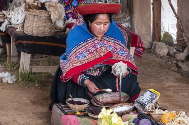 Chinchero, Peru - 06 / 05 / 2019: İnka kadını yün boyama sürecini gösteriyor