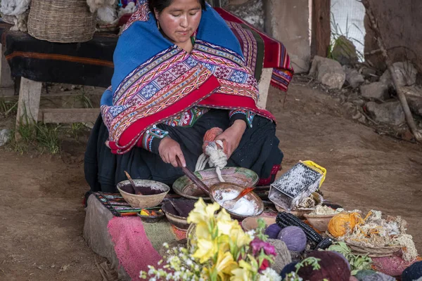 Chinchero, Peru - 06 / 05 / 2019: İnka kadını yün boyama sürecini gösteriyor