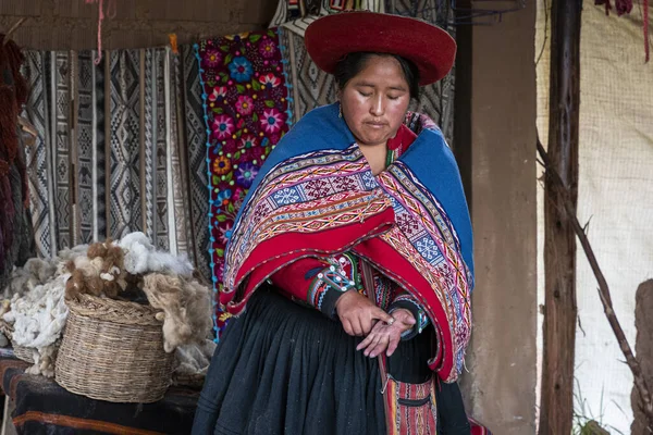Chinchero Peru 2019 Mulher Inca Mostrando Processo Tingimento — Fotografia de Stock