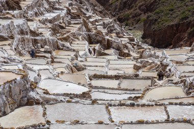 Maras, Peru - 06 / 05 / 2019: Maras tuz fabrikasının manzarası. Burası 