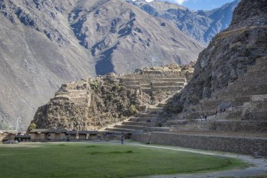 Ollantaytambo, Peru - 06 / 05 / 2019: Ollantaytambo harabelerinin manzarası 
