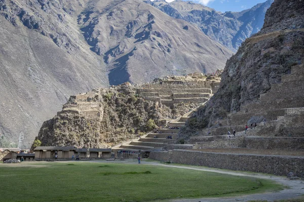 Ollantaytambo, Peru - 06 / 05 / 2019: Ollantaytambo harabelerinin manzarası 