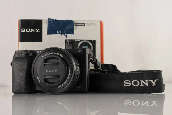 Buenos Aires, Arjantin - 09 / 24 / 2019: Sony alpha a6000, kit lensli. Bu kamera aynasız sistemde devrim niteliğindeydi, görüntülerinin kalitesi ve düşük maliyeti nedeniyle.. 