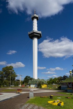 Buenos Aires, Arjantin - 02 / 09 / 2020: Interama Tower - Spacial tower - Buenos Aires 'in Lunaparkı. Şu anda oyunlar işe yaramıyor ve park halka açık bir dinlenme alanı haline geldi.