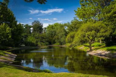 Buenos Aires, Arjantin - 02 / 09 / 2020: Buenos Aires 'in Eğlence Parkı. Şu anda oyunlar işe yaramıyor ve park halka açık bir dinlenme alanı haline geldi.