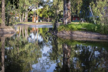 Buenos Aires, Arjantin - 02 / 09 / 2020: Buenos Aires 'in Eğlence Parkı. Şu anda oyunlar işe yaramıyor ve park halka açık bir dinlenme alanı haline geldi.