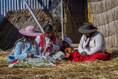 Puno, Peru - 10 / 06 / 2019: El işi yapan Uro kadınları