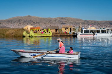 Puno, Peru - 10 / 06 / 2019: Titikaka Gölü 'ne yelken açan Uro halkı