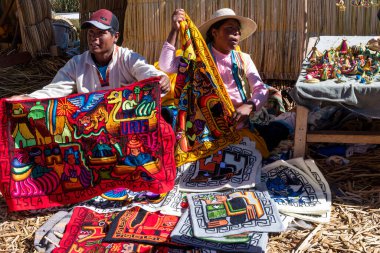 Puno, Peru - 10 / 06 / 2019: El yapımı dokumasını gösteren Uro insanları