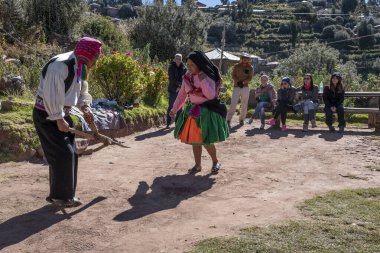 Taquile Adası, Peru - 10 / 06 / 2019: Yerliler dans ediyor 