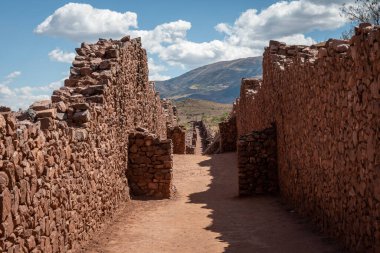 Pikillaqta arkeolojik kompleksi. Antik Peru 'da İspanyol döneminden kalma bir şehrin kalıntılarından oluşan bir arkeolojik alan mı?