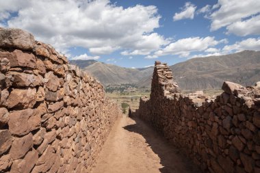 Pikillaqta arkeolojik kompleksi. Antik Peru 'da İspanyol döneminden kalma bir şehrin kalıntılarından oluşan bir arkeolojik alan mı?