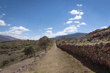 Pikillaqta arkeolojik kompleksi. Antik Peru 'da İspanyol döneminden kalma bir şehrin kalıntılarından oluşan bir arkeolojik alan mı?