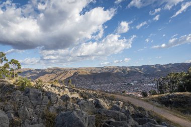 Qenko arkeolojik kompleksi. Bu yer şehir turunda ziyaret edilir.