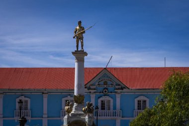 Puno, Peru - 06 / 01 / 2019: Manuel Pino 'nun anıtının manzarası. Şili ile savaşta bir kahramandı.