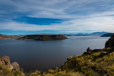Sillustani Mezarlığı 'ndan Umayo Gölü manzarası, Hatuncolla, Puno Bölgesi, Peru,