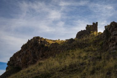 Chullpa (cenaze kulesi) Sillustani Mezarlığı, Hatuncolla, Puno Bölgesi, Peru.