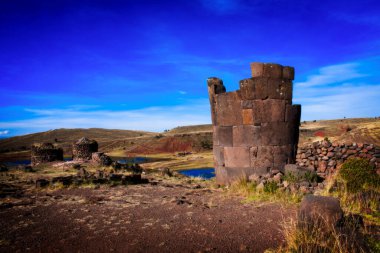Chullpa (cenaze kulesi) Sillustani Mezarlığı, Hatuncolla, Puno Bölgesi, Peru.